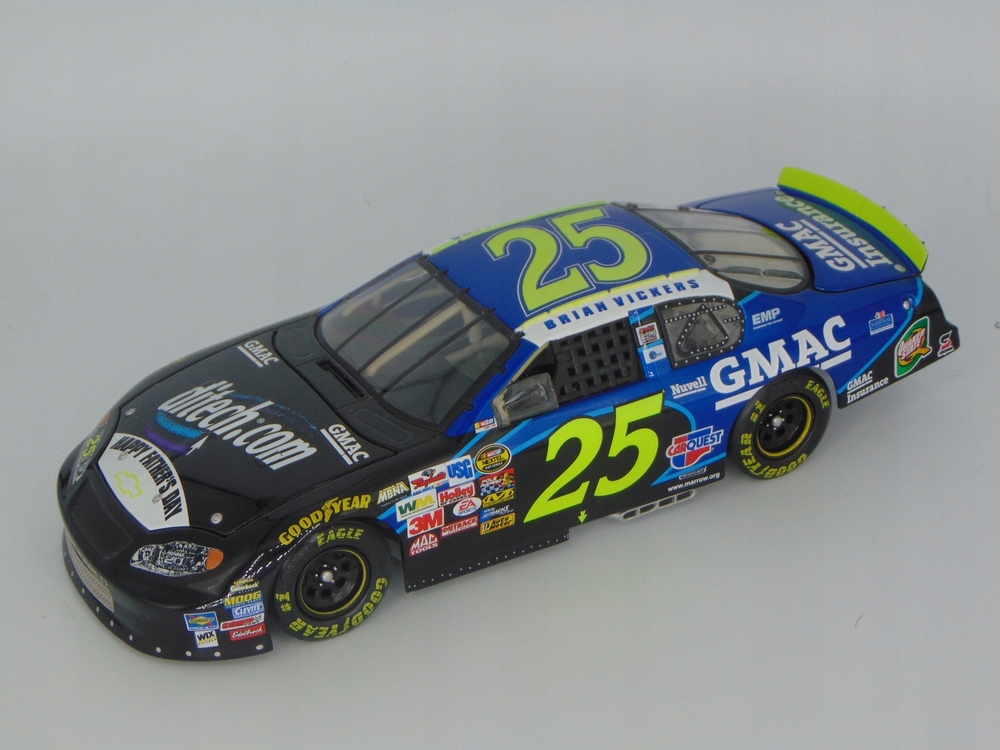 AKCIA 2004 BRIAN VICKERS #25 CHEVY GMAC DITECH DEŇ OTCOV NASCAR 1:24