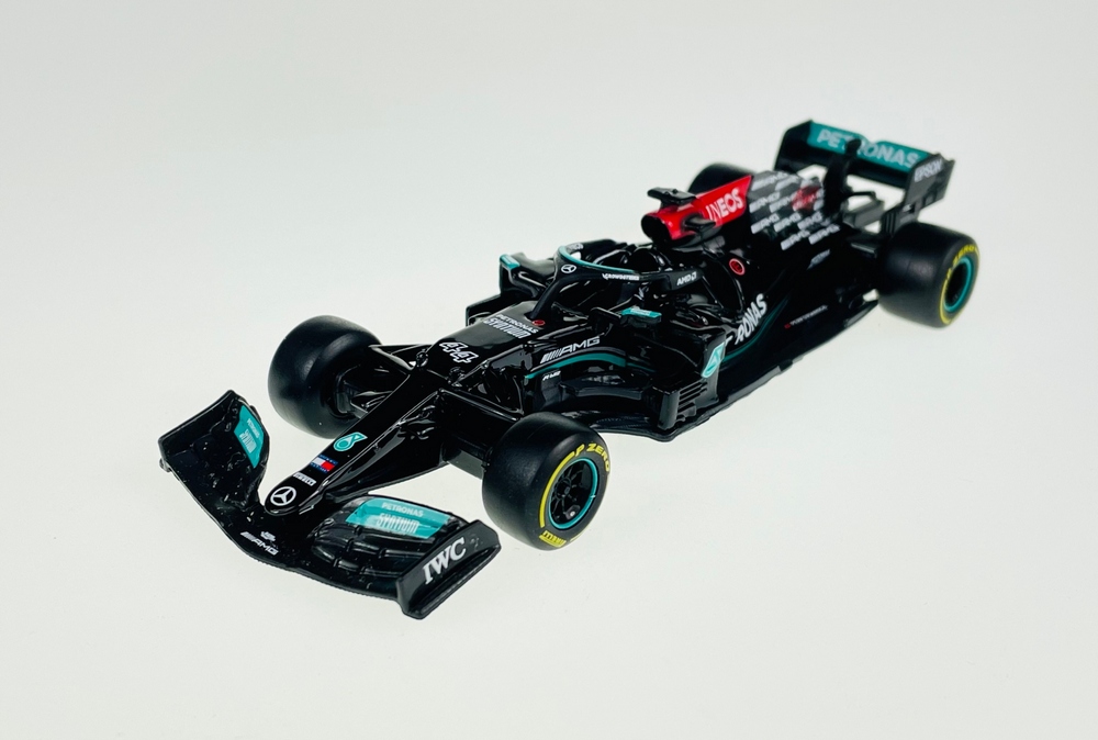 BBURAGO RACE MERCEDES-AMG F1 W12 E #44 HAMILTON 1:43 FORMULA 1 NOVÝ MODEL