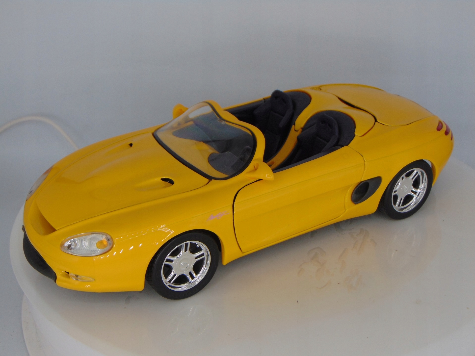 MAISTO 1993 FORD MUSTANG MACH III CONVERTIBLE CONCEPT CAR 1:18