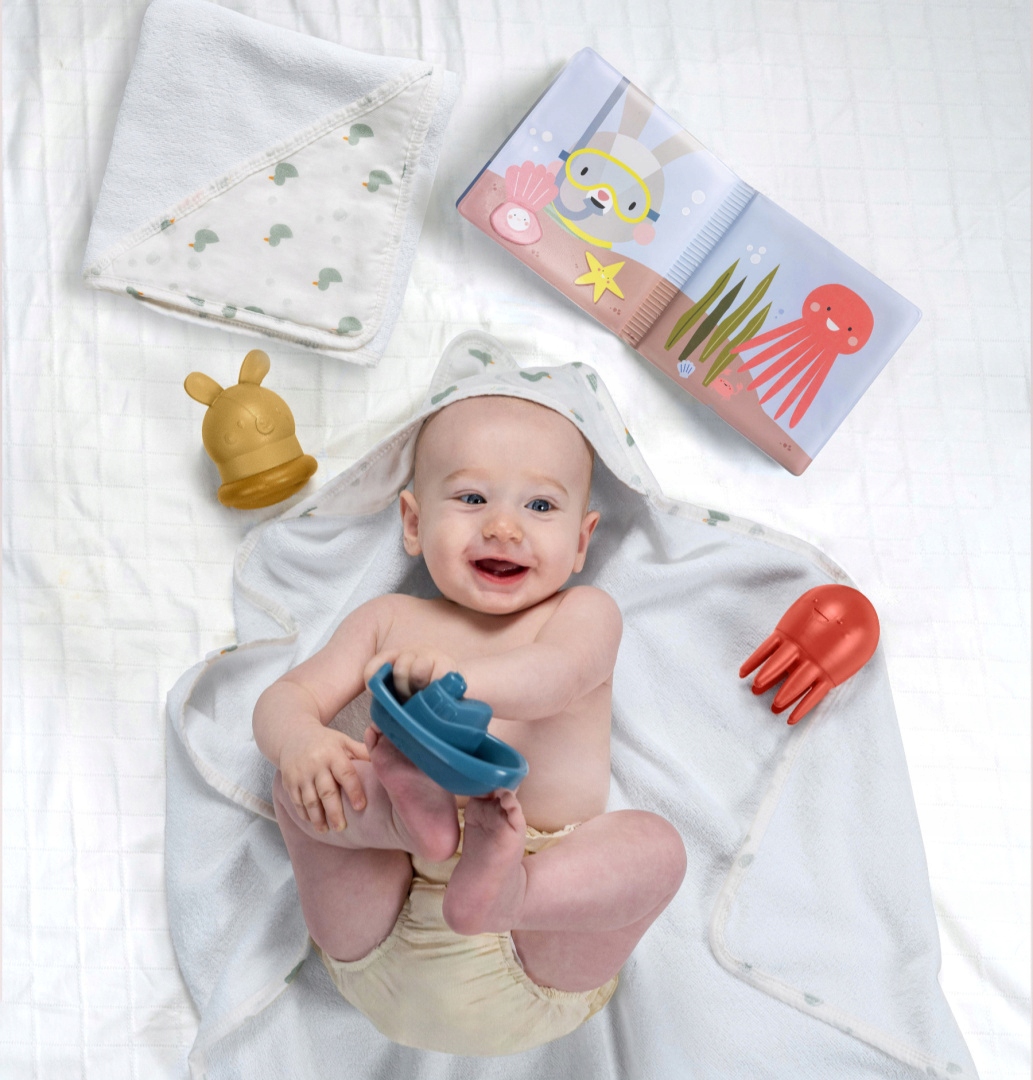 Taf Toys kúpeľňová súprava s uterákom – silikónové hračky a kniha