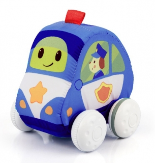 Smely hrá policajné auto s mäkkým automobilom
