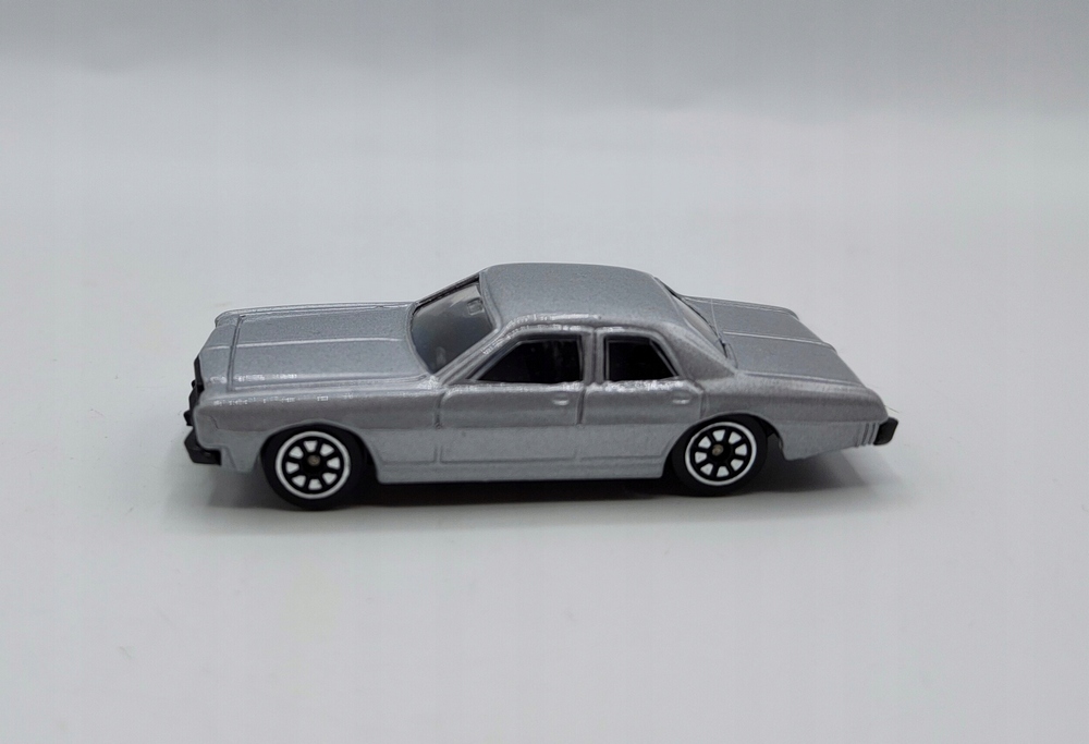 model, srebrny 1976 Dodge Coronet Custom 7,3cm