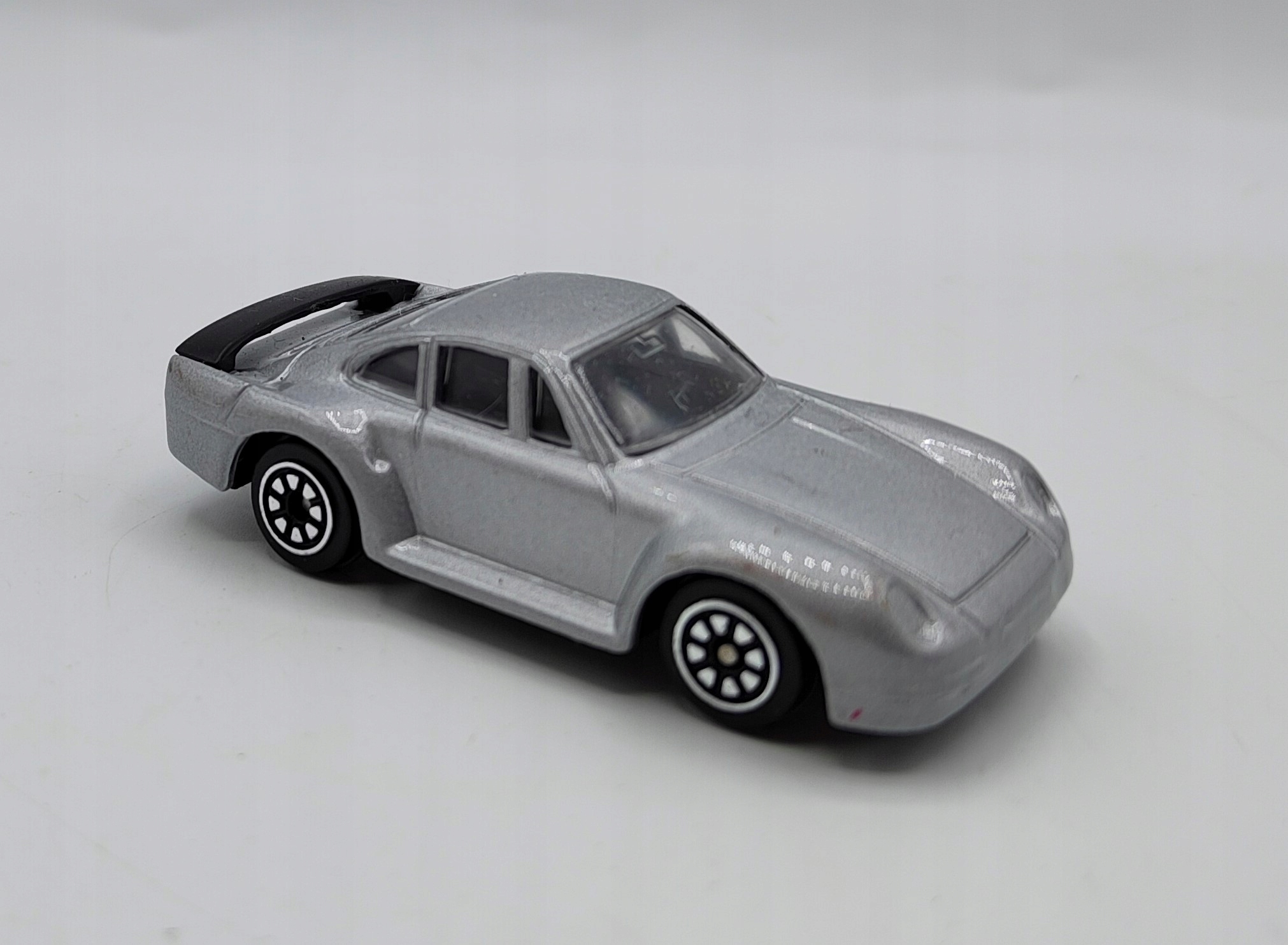 model, strieborné Porsche 959, dĺžka 6,6 cm